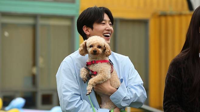 Pet key Hong Hyun-hee X Kang Ki-young team traveled to guest Choi Yeo-jin, Lee Tai-sun and Yang Yang.In the 5th episode of JTBCs Travel Battle - Pet Key (hereinafter referred to as pet key, planning Yang Ji-young, and director Kang Sung-woong), which will be broadcast at 10:30 pm on September 23, actors Choi Yeo-jin and Lee Tae-sun appeared as guests, and traveled to Yang Yang with Pets under the guidance of Hong Hyun-hee X Kang Ki-young Here.Hong Hyun-hee X Kang Ki-young team prepared a surfing mecca Yang Yang trip considering the taste of Choi Yeo-jin, a client who enjoys water leisure sports.Hong Hyun-hee X Kang Ki-young was the first course to prepare for Pet Standup paddleboarding class.Pet Noah of Choi Yeo-jin was skillfully ridden with Standup paddleboarding as a watertriver and received the envy of everyone.While Lee Tae-suns Pet cunt failed to adapt to the Standup paddleboarding, eventually dived into the sea instead of the Standup paddleboarding and enjoyed the free Sooyoung.On the other hand, Hong Hyun-hee, who did not enjoy Sooyoung with water phobia while Kang Ki-young, Choi Yeo-jin and Lee Tae-sun enjoyed the standup paddleboarding class happily, said, I do not have a dog.However, for a while, Hong Hyun-hee made ice water for Pet as a weapon of spleen and reversed the popularity explosion and atmosphere to Pets who came out after Sooyoung.