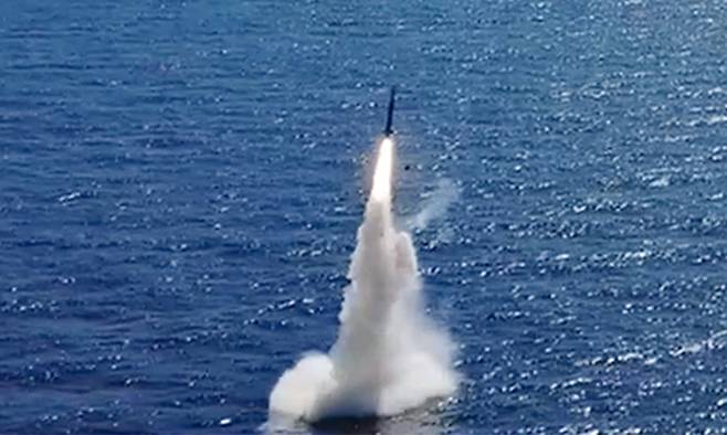 우리나라가 독자 개발한 잠수함발사탄도미사일(SLBM)의 발사 장면을 국방부가 지난 17일 추가 공개했다. 이날 추가 공개된 영상에는 도산안창호함(3천t급)에 탑재된 SLBM이 수중을 빠져나와 하늘로 향하는 모습이 담겨있다. 국방부 제공