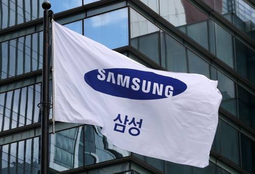 서울 서초구 삼성전자 서초사옥에서 삼성 깃발이 바람에 펄럭이고 있다. 뉴스1