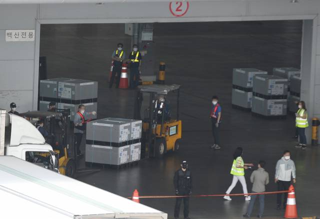 우리 정부가 미국 제약사 화이자와 직접 계약한 코로나19 백신이 추가로 들어온 22일 인천국제공항 화물터미널에서 관계자들이 백신을 수송차량으로 옮기고 있다. /연합뉴스