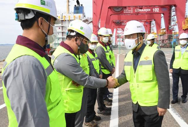 인천항을 방문한 홍남기 부총리 겸 기획재정부 장관./사진 제공=홍남기 부총리 페이스북 캡처