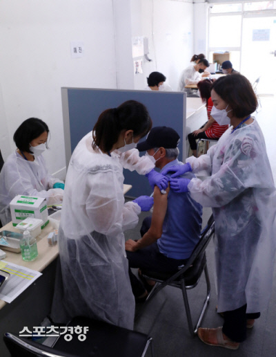 서울 영등포구 영등포쪽방상담소에 마련된 찾가아가는 백신 접종센터를 찾은 인근 쪽방촌 주민들이 10일 코로나19 백신 접종을 맞고 있다. |권도현 기자