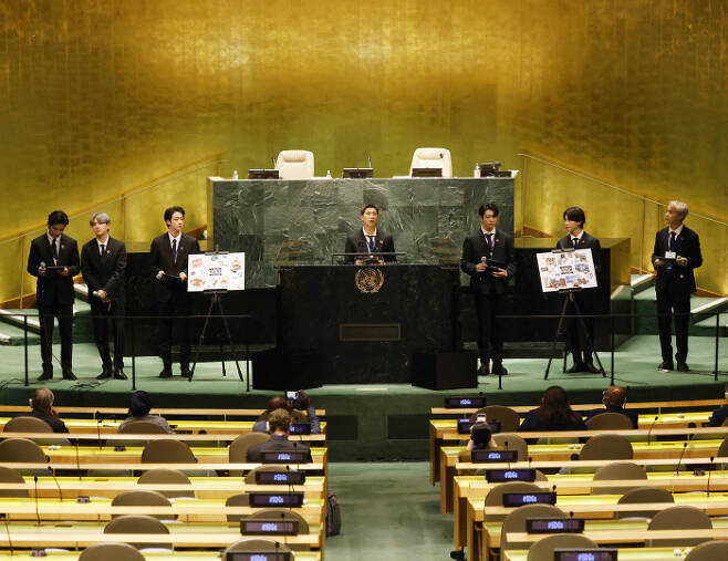 그룹 방탄소년단의 멤버 뷔(왼쪽부터), 슈가, 진, RM, 정국, 지민, 제이홉이 지난 21일 미국 뉴욕 UN본부에서 열린 제76차 UN총회에서 ‘지속가능발전목표 모멘트’ 개회 세션에서 연설하고 있다. AP·연합뉴스