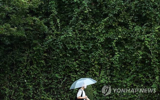 오늘 전국 흐리고 비 지난 7일 오전 서울 시내에서 우산을 쓴 시민이 길을 지나고 있다. [연합뉴스 자료사진]