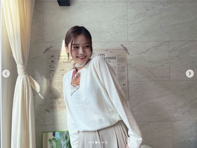 OH MY GIRL Choi Hyo-jung told the daily routine.Choi Hyo-jung released several shooting behind-the-scenes cuts with Heart Emoticons on his Instagram on the 22nd.Choi Hyo-jung in the public photo was dressed in white knit and emanated sophistication and cuteness.On the other hand, OH MY GIRL, which Choi Hyo-jung belongs to, released its mini 8th album Dear OHMYGIRL on May 10th.Photo:OH MY GIRL Choi Hyo-jung SNS
