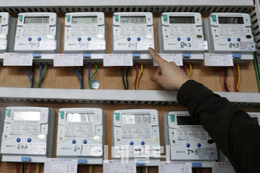 서울의 한 다세대주택에서 관리인이 전기 계량기를 살펴보고 있다. (사진=뉴스1)