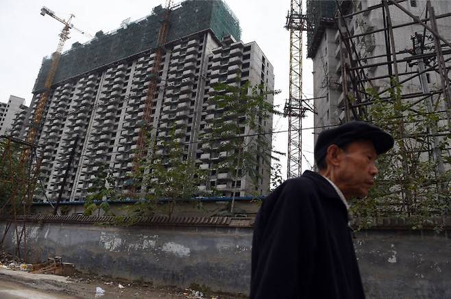 헝다그룹이 파산 위기로 몰리면서 부동산 주도의 중국 경제성장 모델이 더이상 유효하지 않다는 진단이 나오고 있다. (사진= AFP)