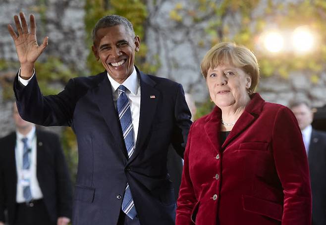 오바마 전 대통령은 지난 2016년 트럼프 당선 직후 베를린으로 날아가 메르켈에게 4선 연임을 설득했다(사진=AFP)