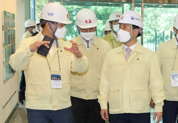 박기영(사진 오른쪽) 산업통상자원부 2차관은 9일 오후 전북 김제시에 위치한 한전 김제 변전소를 방문했다. (사진=산업부)