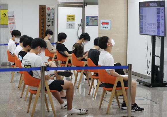 지난 8월 10일 대입수험생들이 서울 용산구 백신예방접종센터에서 백신 접종을 기다리고 있다. [사진=뉴스1]