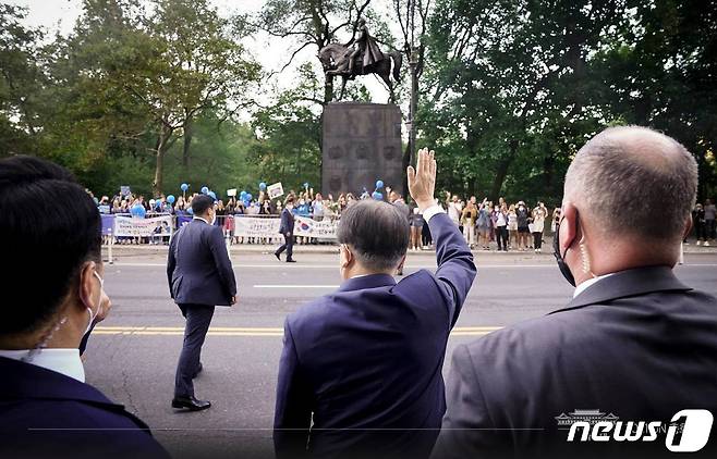 제76차 유엔총회 고위급 회의 참석차 미국을 방문한 문재인 대통령이 19일 오후(현지시간) 뉴욕 숙소 앞에서 교민들의 환영 인사에 화답하고 있다. (청와대 페이스북) 2021.9.20/뉴스1