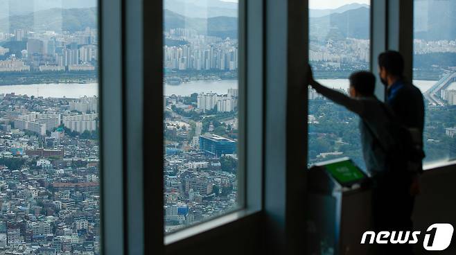 22일 서울 용산구 남산N서울타워에서 바라본 도심 아파트단지. /뉴스1 © News1 안은나 기자