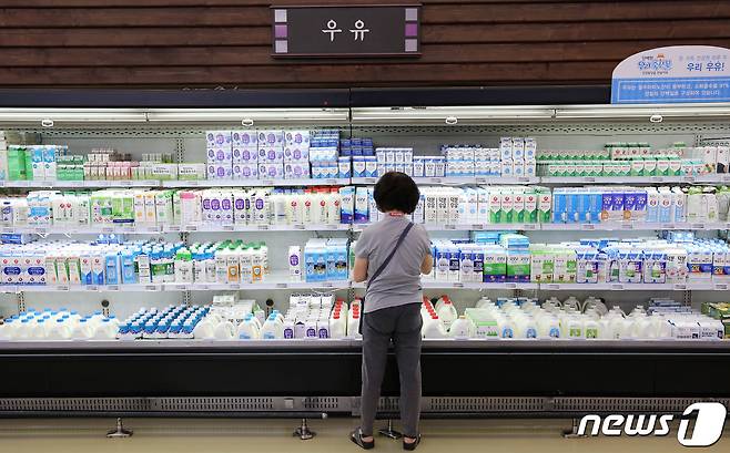 20일 서울시내 한 대형마트에서 시민이 우유을 구매하고 있다. © News1 박세연 기자