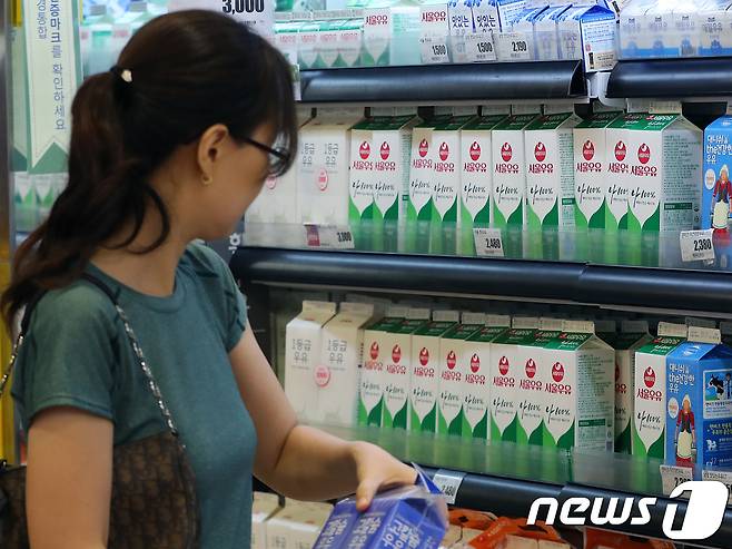 9일 서울 시내의 한 대형마트에서 소비자가 우유를 고르고 있다. © News1 구윤성 기자