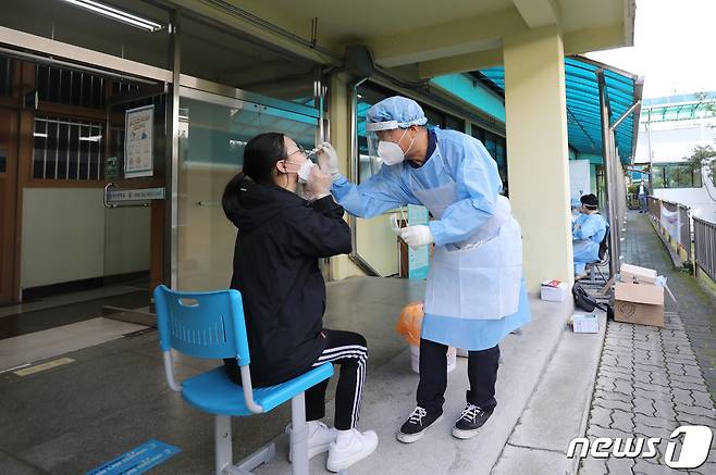 23일 서울 중구 한 중학교에 마련된 임시 유전자증폭(PCR) 검사소에서 학생이 검사를 받고 있다. 2021.9.23/뉴스1 © News1 박지혜 기자
