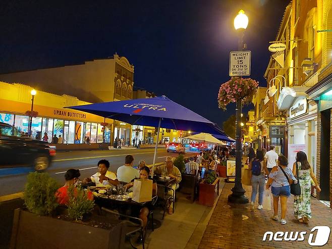 미 워싱턴DC 조지타운에 있는 한 식당의 야외 테이블에서 사람들이 음식을 즐기고 있다. © 뉴스1