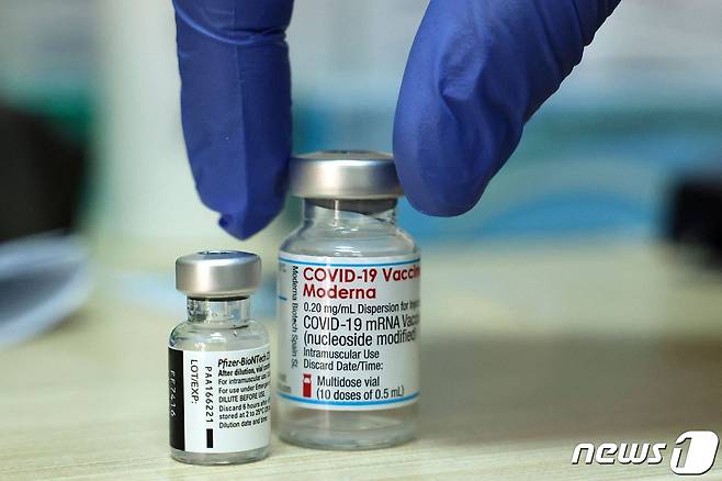화이자 신종 코로나바이러스 감염증(코로나19) 백신과 모더나 백신. © AFP=뉴스1