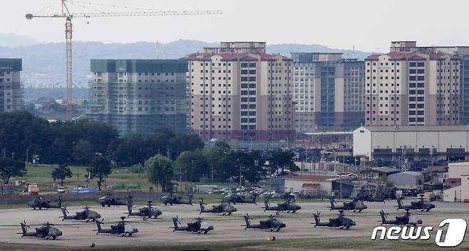 경기도 평택 소재 주한미군 기지에 계류 중인 미국 헬기들. 2021.8.10/뉴스1 © News1 김영운 기자