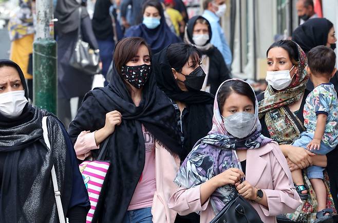 이란 수도 테헤란의 타즈리시 바자 시장에서 마스크를 쓴 시민들이 장을 보고 있는 모습./연합뉴스