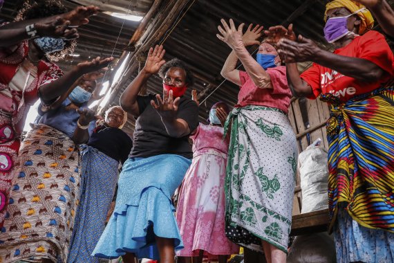케냐 수도 나이로비의 슬럼가에서 태권도 수련회를 이끄는 제인 와이타게니 키마루가 태권도 수련을 하는 여성들과 방어기술을 함께 하고 있다. /사진=AP뉴시스