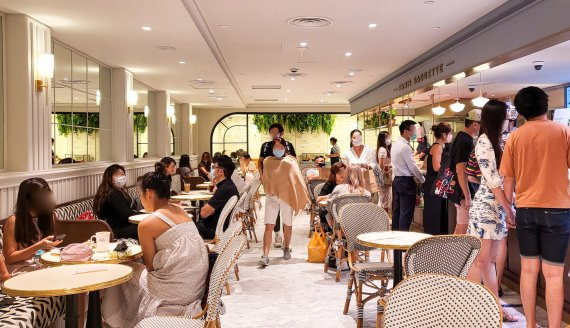 SPC그룹이 싱가포르 아이온 오차드몰에 오픈한 '파리바게뜨 아이온 오차드점'에서 고객들이 빵과 음료를 즐기고 있다. 사진=SPC그룹