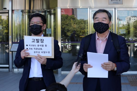 김한메 사법정의 바로세우기 시민행동 상임대표와 정대택 씨(오른쪽). /사진=뉴스1