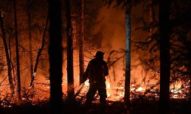 지난달 러시아 레브다 인근에서 발생한 산불을 한 화재진압 자선봉사자가 진화하고 있다. Alexey Malgavko/Reuters