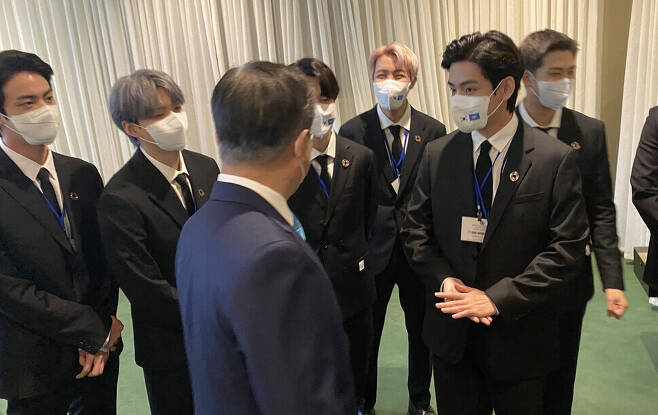 President Moon Jae-in chats with members of BTS ahead of the Sustainable Development Goals Moment (SDG Moment) opening ceremony held at the UN General Assembly Hall in New York on Monday. (provided by the Blue House)