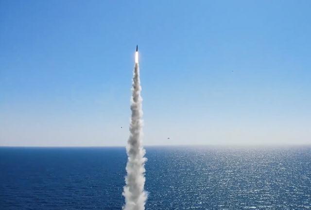 우리나라가 독자 개발한 잠수함발사탄도미사일(SLBM)이 15일 도산안창호함에 탑재돼 수중에서 발사되고 있다. 국방부 제공