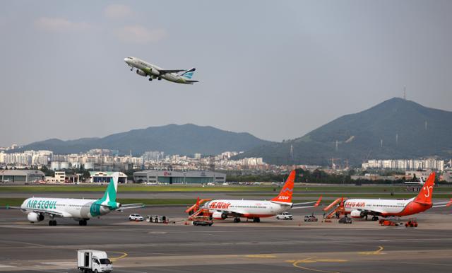 저비용항공사(LCC) 항공기들이 김포국제공항 국내선 활주로에 서 있는 모습. 뉴시스