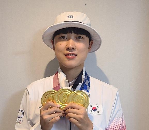 안산이 7월 30일 도쿄올림픽 선수촌에서 금메달 3개를 목에 걸고 포즈를 취하고 있다. 대한양궁협회 제공