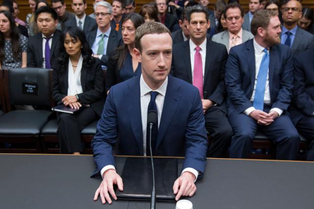 2018년 4월 11일 미국 워싱턴 의사당에서 열린 상원 합동 청문회에 마크 저커버그(가운데) 페이스북 최고경영자(CEO)가 증인으로 출석해 증언하고 있다. 워싱턴=EPA 연합뉴스