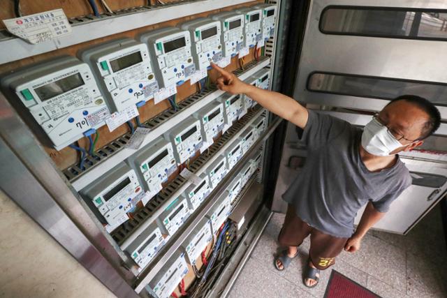 2021년 4분기 전기요금 인상이 결정된 23일 서울의 한 다세대주택에서 관리인이 전기 계량기를 살펴보고 있다. 뉴스1