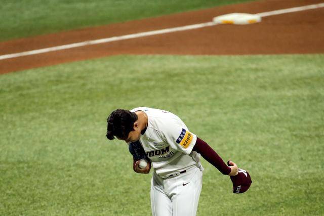 안우진이 23일 서울 고척스카이돔에서 열린 NC전에서 4회초 양의지에게 사구를 던진 후 사과 하고 있다. 뉴시스