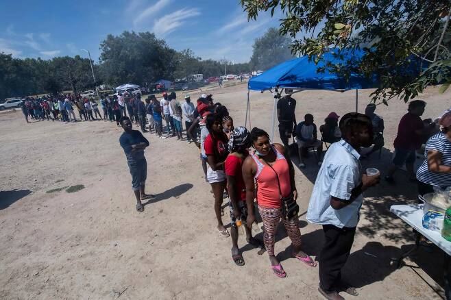 멕시코의 미국 국경도시 시우다드 아쿠냐에서 21일 아이티 난민들이 음식 배급을 받고 있다. AFP=연합뉴스