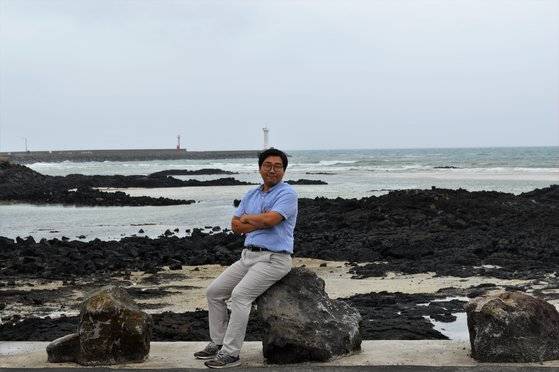 김도협씨는 파이어족이 된 이후 마음 내킬 때 가족과 캠핑을 떠나고, 산책을 갈 수 있는 '시간 부자'가 된 게 가장 큰 장점이라고 꼽았다. 사진은 김씨 집에서 10분 가량만 걸어가면 나오는 세화해수욕장. 사진 염지현.