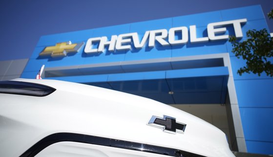 미국 콜로라도의 한 딜러샵에서 2022년형 볼트가 GM의 쉐보레 브랜드 로고를 뒤로 하고 전시돼 있다. AP=연합뉴스