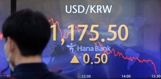 23일 오후 서울 중구 을지로 하나은행 본점 딜링룸 현황판. 연합뉴스