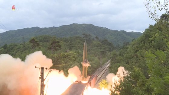 북한은 지난 15일 동해상으로 단거리 탄도미사일을 발사하며 한반도 긴장 수위를 높였다. 명백한 대북제재 위반 사안이었다. [연합뉴스]