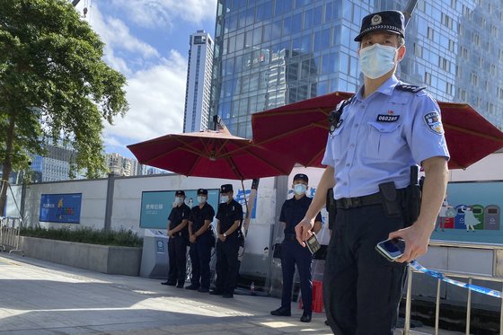 23일 중국 광둥성 선전의 헝다그룹 본사 건물에 경찰과 경비 인력이 보초를 서고 있다.[AP=연합뉴스]