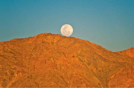 칠레의 천문대에서 바라본 보름달. 해발 5000m가 넘는 안데스산맥 위로 뜨고 있다.