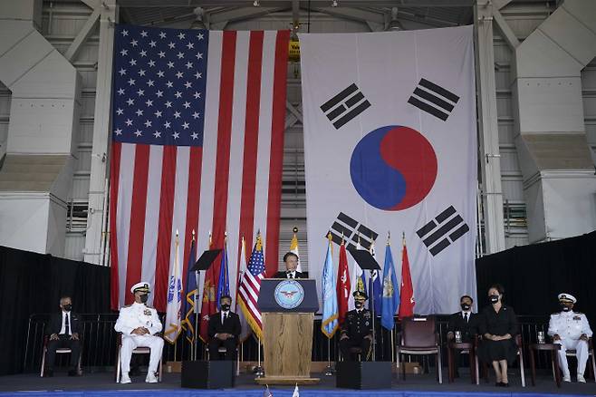 문재인 대통령이 22일(현지시간) 미국 히캄 공군기지 19번 격납고에서 열린 한미 유해 상호 인수식에서 추모사를 하고 있다. 호놀룰루|연합뉴스