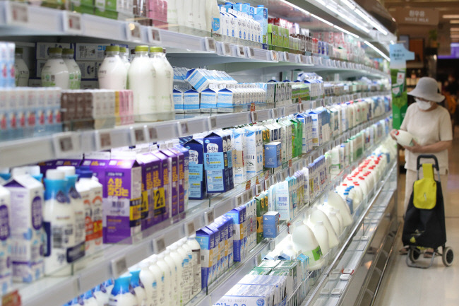 우유업계 1위 서울우유협동조합은 다음달 1일부터 우유제품 가격을 평균 5.4% 인상한다고 23일 밝혔다.경향신문 자료사진