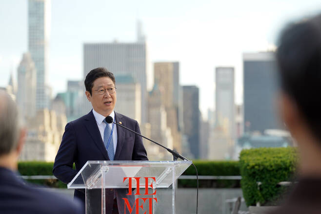 Culture Minister Hwang Hee speaks at an event held at the Metropolitan Museum of Art in New York on Monday. (Yonhap)
