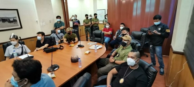 필리핀 마닐라에서 검거된 1조원대 불법 온라인 도박사이트 운영자 B씨의 검거 당시 수사 공조가 이뤄지고 있는 모습. 경찰청 제공
