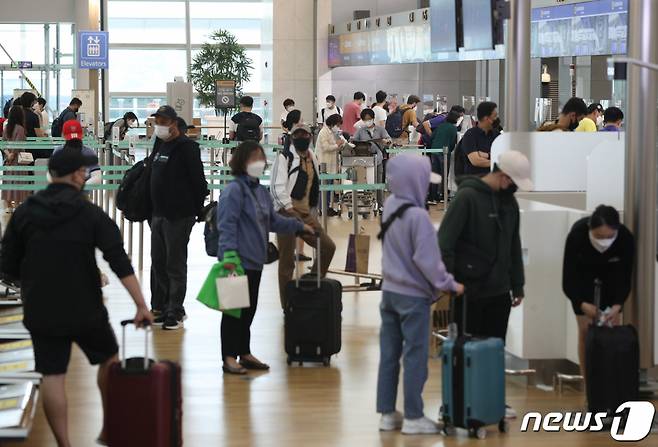 지난달 23일 인천공항 1터미널에서 시민들이 출국 수속을 밟고 있다.  /사진=뉴스1