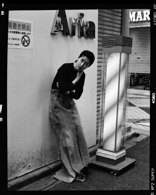 Actor Shim Eun-kyung showed off his hip charmShim Eun-kyung posted a number of pictures of pictorial B-cuts on his Instagram on the 22nd without any special comments.The photo shows Shim Eun-kyung, who is wearing a suit and radiating intense charisma.Short cut short hair style highlights the girl crush charm of Shim Eun-kyungIn a photo in a dot pattern see-through blouse, Shim Eun-kyung created a free-spirited atmosphere with funky styling that he had never seen before.In the black and white photographs, Shim Eun-kyung shows off his dark charm and overwhelms the viewers.The netizens who saw this are B cut B means best, Wow, really crazy, If you look at this sister, you can tear off all the money, It is really very handsome....I responded with a comment.Shim Eun-kyung starred in the Japanese NHK drama Gunchung area which will be broadcasted on October 15th.In the work, Shim Eun-kyung plays the main character Kim Jun-hee, who was a member of the absolute popular five-member band Indigo AREA.
