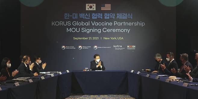 문재인 대통령이 21일(현지시각) 미국 뉴욕 시내 호텔에서 열린 한미 백신 협력 협약 체결식에서 참석자 발언을 들은 뒤 박수치고 있다. [연합]