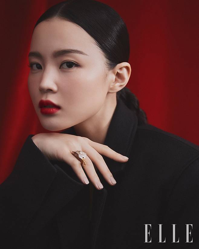 A makeup picture of singer Lee Hi has been released.Lee Hi, who has been actively working on Regular 3rd album 4 ONLY, recently filmed a picture with fashion magazine Elle.Lee Hi in the public picture shows off the overwhelming Aura with chic lip colors that steal the Sight.From the shining RED lip, the Brick RED lip in autumn winter, and the trendy MLBB lip, you can see the truth of the photographer.It is the back door that the staff applauded and cheered Lee His professional spirit, which showed off the charm of chameleon by trying various styling transformations every cut.The photo shoot was made in four colors directly selected by Lee Hi, adding more speciality.
