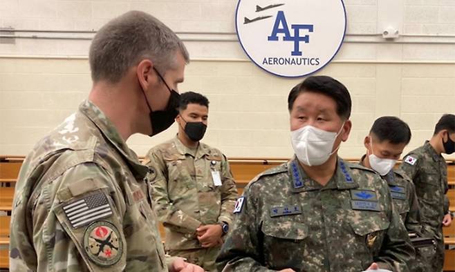 박인호 공군참모총장이 지난 8월 27일(현지시간) 미국 공군사관학교의 항공공항 및 우주공학 실험실을 방문해 미공사 교수 및 생도들과 의견을 나누고 있다. 공군 제공